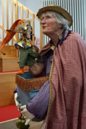 Vergrößerte Ansicht von Fr. Seitz sieht man mit einer Puppe.