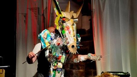 Vergrößerte Ansicht von Theaterszene mit einem Müllmonster