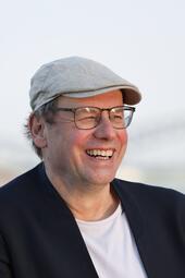 Vergrößerte Ansicht von Der Autor Rüdiger Bertram lacht.