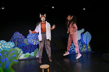 Vergrößerte Ansicht von Theaterszene mit 2 Schauspielerinnen
