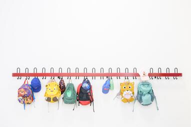 Vergrößerte Ansicht von Kinderrucksäcke, die an der Garderobe hängen