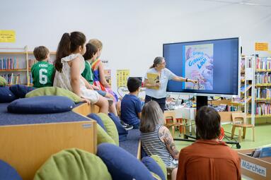 Vergrößerte Ansicht von Kinder beim Bilderbuchkino