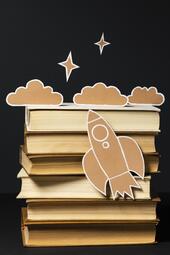 Vergrößerte Ansicht von Bücherstapel
