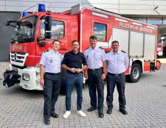 Vergrößerte Ansicht von v.l.n.r.: Feuerwehrkommandant Thomas Näther, Sicherheitsbürgermeister Dr. Volker Proffen, Simon Berger (Wachbereichsleiter Süd) und Simon Heil (Abteilungskommandant FF Innenstadt)