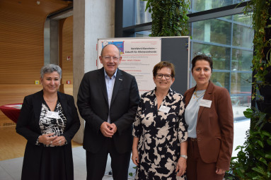 Vergrößerte Ansicht von Zahra Deilami, Gleichstellungsbeauftragte der Stadt Mannheim, Oberbürgermeister Christian Specht, Prof. Dr. Sylvia Schraut, Isabella Fambach aus dem Team der Gleichstellungsbeauftragten