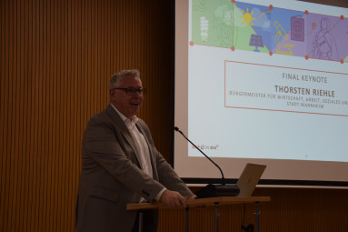 Vergrößerte Ansicht von Bürgermeister Thorsten Riehle bei seiner Keynote