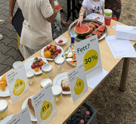 Vergrößerte Ansicht von Wie viel Fett steckt eigentlich in verschiedenen Lebensmitteln? Beim gemeinsamen Raten konnten alle ihr Wissen testen und miteinander ins Gespräch kommen. 