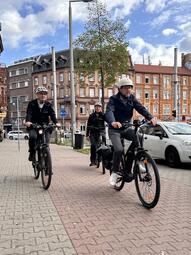Vergrößerte Ansicht von Sicherheitsbürgermeister Dr. Volker Proffen (vorne rechts) begleitete auch in diesem Jahr wieder eine Fahrradstreife bei ihrem Dienst, um sich einen aktuellen Eindruck zu verschaffen.