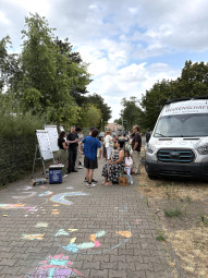 Vergrößerte Ansicht von Wissenschaft auf Rädern - Gesundheits-Van am Spielplatz in Waldhof-Ost. 