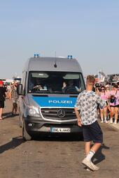 Vergrößerte Ansicht von Polizeifotografie – Vor und hinter der Absperrung