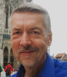 Vergrößerte Ansicht von ein Selfie von Thomas Groß. Im Hintergrund sieht man andere Menschen und eine Kirche.