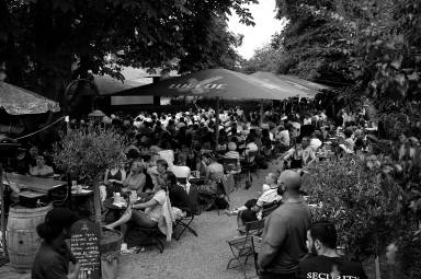 Vergrößerte Ansicht von Biergartenabschluß mit Delirious Underground