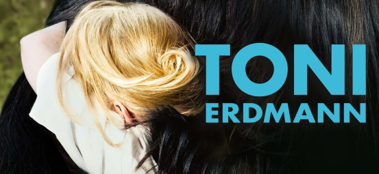 Vergrößerte Ansicht von Mannheim liest ein Buch – Väter im Film: "Toni Erdmann"