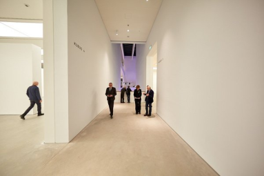Vergrößerte Ansicht von Meditieren im Museum. Werkbetrachtung und geführte Meditation mit Kunstvermittlerin und Entspannungstrainerin Nina Pfister