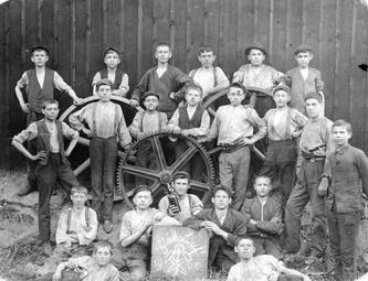 Vergrößerte Ansicht von Arbeiter der Firma Lanz, 1907