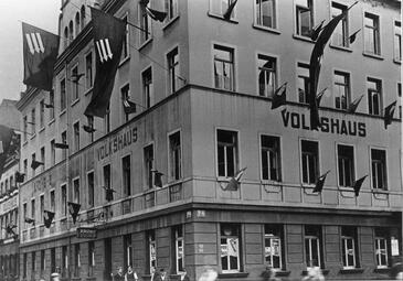 Vergrößerte Ansicht von Volkshaus des ADGB in P 4, 4-6, zur Reichstagswahl 1932 beflaggt