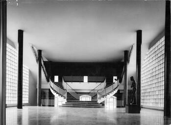 Vergrößerte Ansicht von Vorhalle der Wirtschaftshochschule im Ostflügel des Schlosses, um 1955
