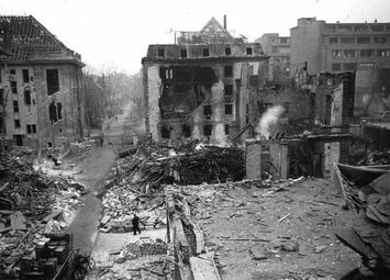 Vergrößerte Ansicht von Im 2. Weltkrieg schwer beschädigt wird das Gebäude 1950 wiederaufgebaut