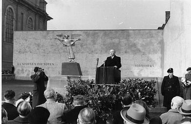 Vergrößerte Ansicht von Bundeskanzler Konrad Adenauer bei der Einweihung des Friedensengels, 1952.