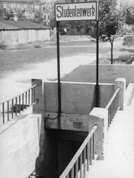Vergrößerte Ansicht von Eingang zum Studentenwohnheim im Goetheplatz-Bunker, um 1946
