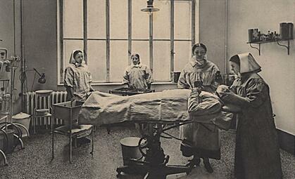 Vergrößerte Ansicht von Diakonissen im Operationssaal des Krankenhauses, 1920er Jahre