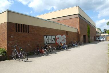 Vergrößerte Ansicht von Kulturhalle Feudenheim Aussenansicht vor der Renovierung