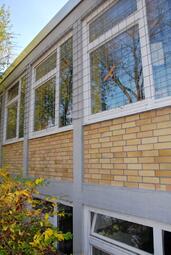 Vergrößerte Ansicht von Nachbarschaftshaus Rheinau defekte Fenster