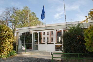 Vergrößerte Ansicht von Nachbarschaftshaus Rheinau Aussenansicht vor der Renovierung