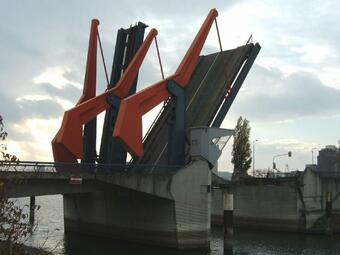 Vergrößerte Ansicht von Die Diffenébrücke ermöglicht die Schifffahrt zwischen Altrheinhafen und Industri