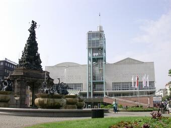 Vergrößerte Ansicht von Paradeplatz mit Grupello Pyramide und Blick auf Stadthaus