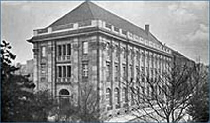 Vergrößerte Ansicht von Das Bankgebäude in M 7, 3-8 von N 7 aus gesehen, um 1911