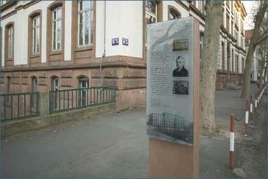 Vergrößerte Ansicht von K5 Schule mit Stadttafel