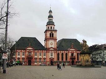 Vergrößerte Ansicht von Marktplatz Mannheim mit altem Rathaus