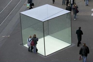 Vergrößerte Ansicht von Der Glaskubus ist auf den Mittelpunkte des Paradeplatzes ausgerichtet
