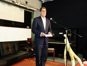 Vergrößerte Ansicht von Bürgermeister Michael Grötsch gratuliert dem KulturQuer QuerKultur Rhein-Neckar e.V. zum Jubiläum