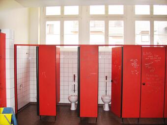 Vergrößerte Ansicht von Humboldtschule Sanitäranlagen vor der Sanierung