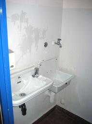 Vergrößerte Ansicht von Johann-Peter-Hebel-Schule Sanitäranlage vor der Sanierung