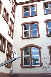 Vergrößerte Ansicht von Ludwig-Frank-Gymnasium Fenster vor der Sanierung
