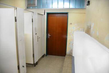 Vergrößerte Ansicht von Maria-Montessori-Schule Sanitäranlagen vor der Sanierung