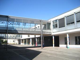 Vergrößerte Ansicht von Sandhofenschule Aussenansicht vor der Sanierung