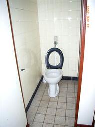 Vergrößerte Ansicht von Waldschule Toiletten vor der Sanierung