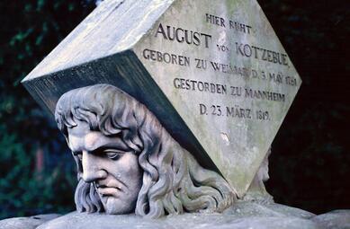 Vergrößerte Ansicht von Kotzebues Grabstein auf dem Mannheimer Hauptfriedhof