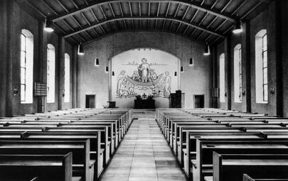 Vergrößerte Ansicht von Innenansicht der Hafenkirche mit Blick zum Altar, 1950er Jahre