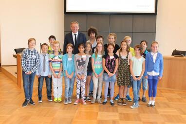 Vergrößerte Ansicht von Kindergruppe mit Oberbürgermeister Dr. Kurz im Mannheimer Gemeinderat