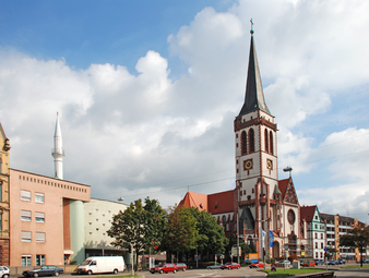 Vergrößerte Ansicht von Moschee und Kirche