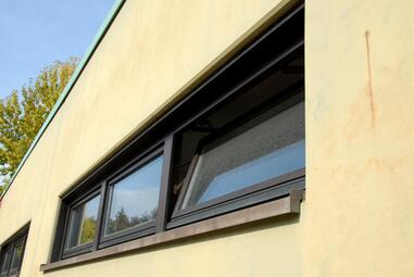 Vergrößerte Ansicht von Lilli-Gräber-Halle Fenster vor der Sanierung