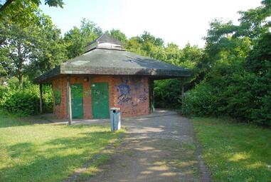 Vergrößerte Ansicht von Toilettenanlage Rheinauer See Aussenansicht