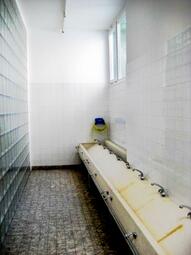 Vergrößerte Ansicht von Gerhart-Hauptmann-Schule Sanitäranlagen vor der Sanierung