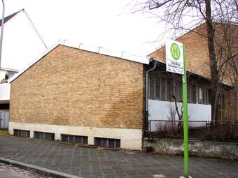 Vergrößerte Ansicht von Gustav-Wiederkehr-Schule Aussenansicht vor der Sanierung