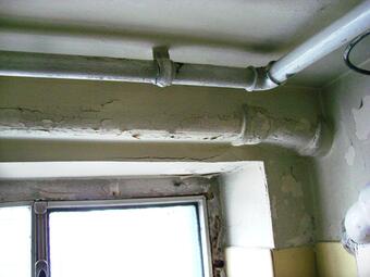 Vergrößerte Ansicht von Gustav-Wiederkehr-Schule defektes Abwasserrohr